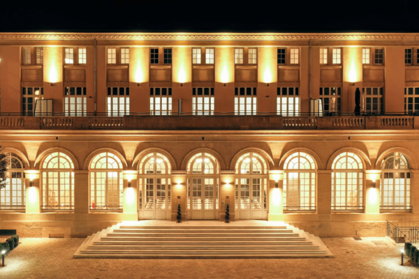 Mise en lumière d'un bâtiment pour le Groupe CIR à Metz.
Un projet réalisé par SCENEO Lorraine